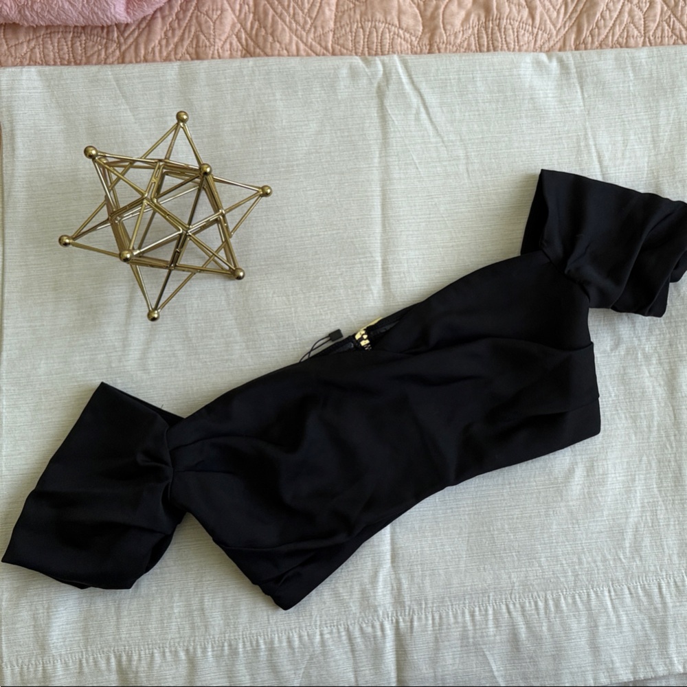 House pf BC black Off-Shoulder Crop Top